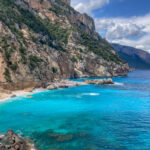 La spiaggia di Cala Mariolu e il colore inconfondibile del suo mare