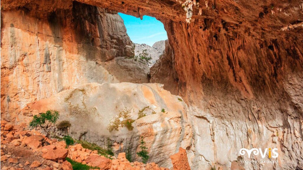 Il Vilaggio di Tiscali e il suggestivo finestrone che guarda alla valle diLanaitho