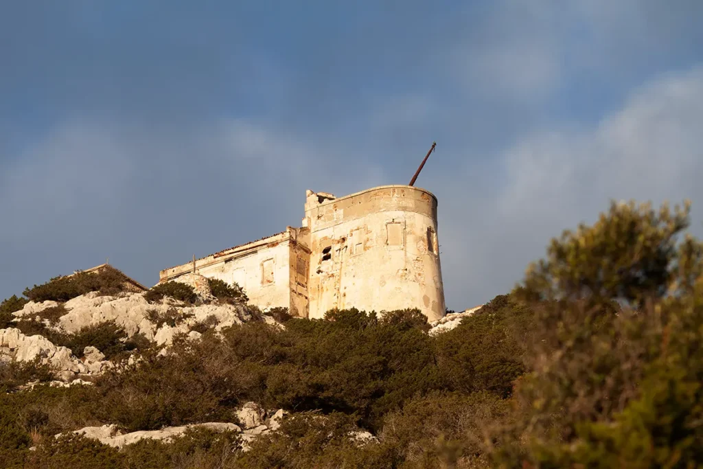 Il semaforo di Capo Figari visto dal sentiero