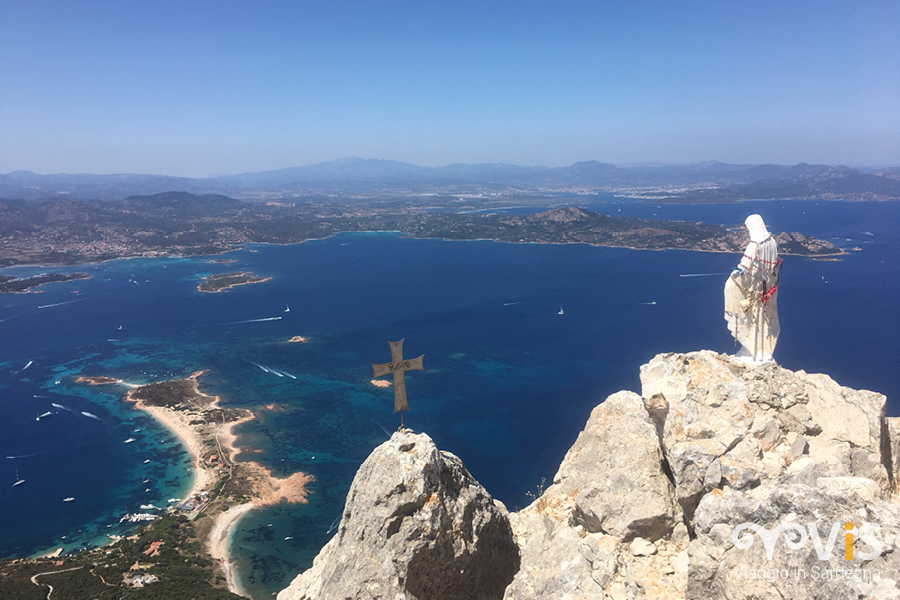 La Madonnina di Tavolara, sotto lo Spalmatore, Porto San Paolo e Olbia, sullo sfondo