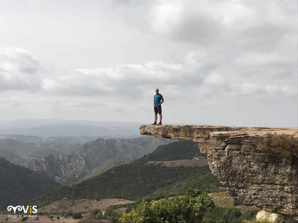 Marco Bellu in piedi su Sa Trona