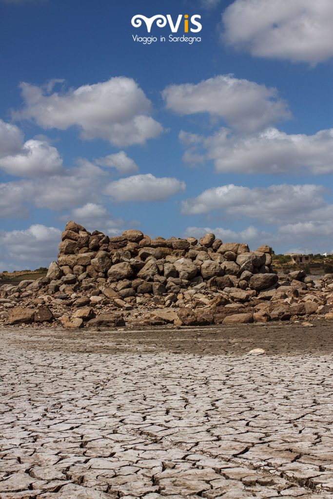 le rovine nuragiche sul fondo del lago cuga