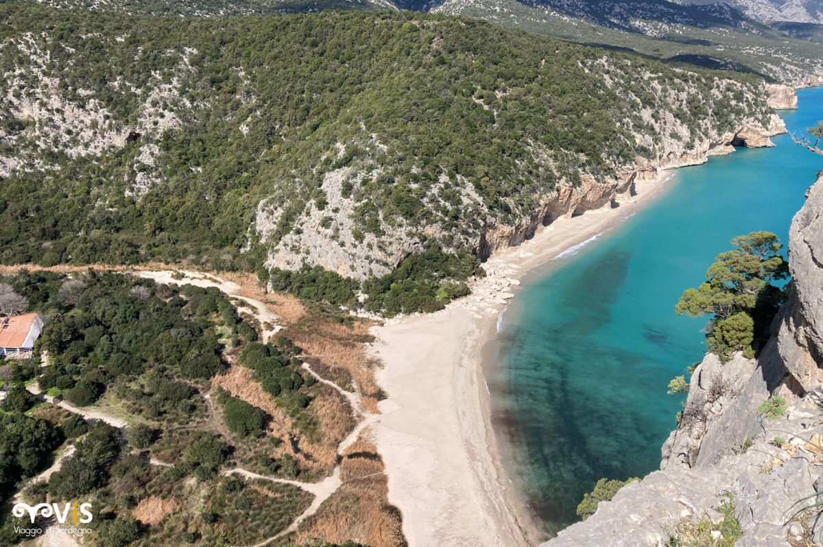 Cala Luna vista dalle falesie a sud