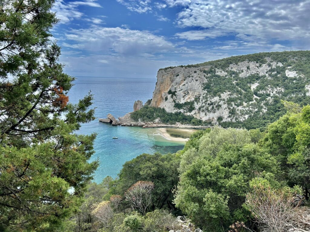 cala luna vista dal sentiero per Fuili