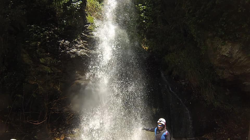 acqua che scorre nel canyon di tonara