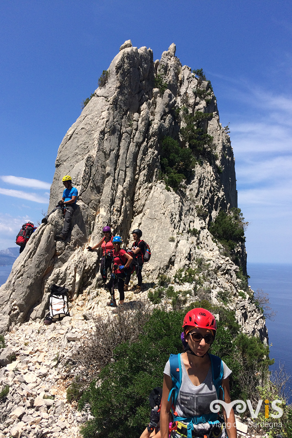 La stretta cresta che conduce al terzo salto.