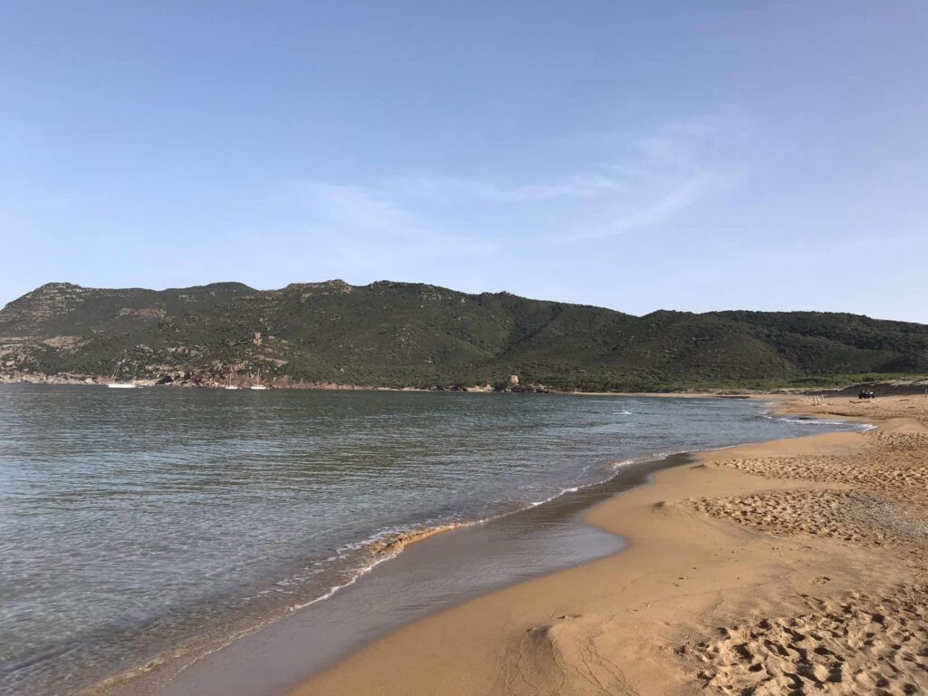 La spiaggia di Porto Ferro e le due torri