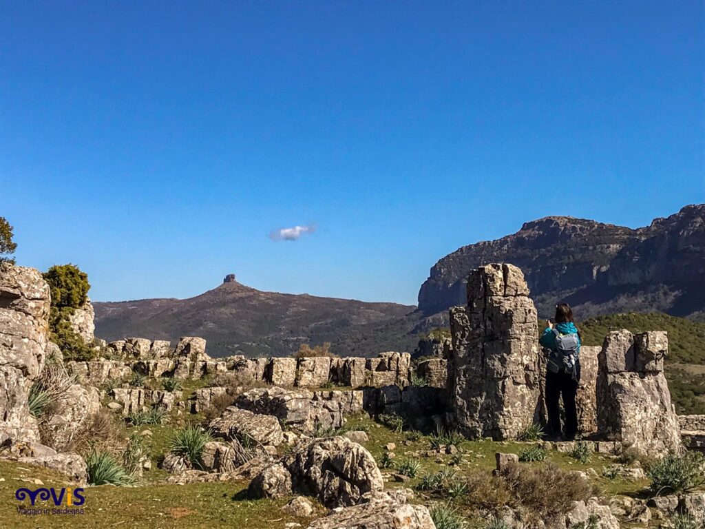 Perda 'e Liana vista dalle formazioni rocciose del nuraghe Ardasai