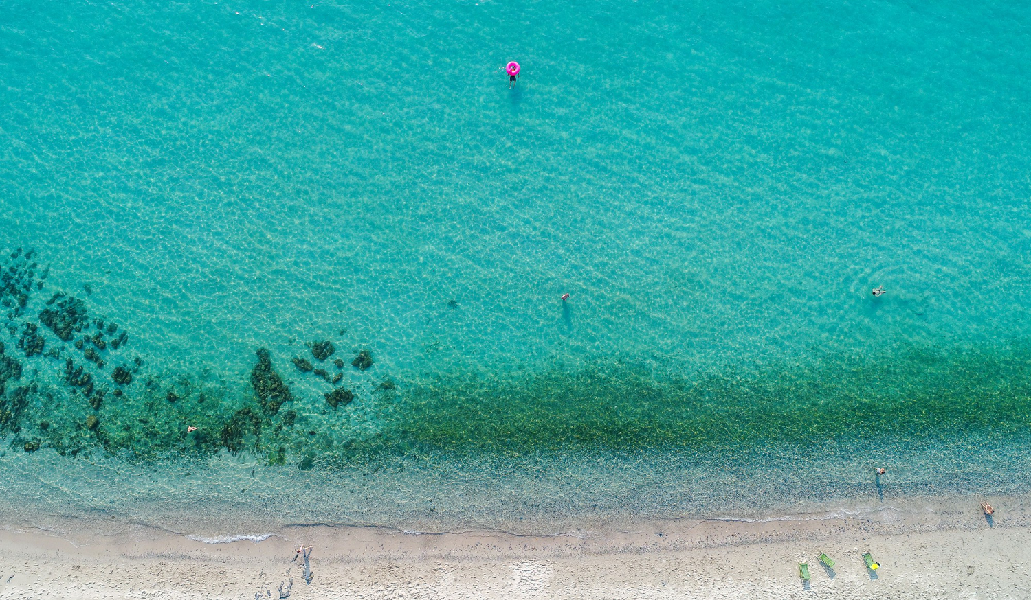 Vista aerea della spiaggia con i turisti che nuotano